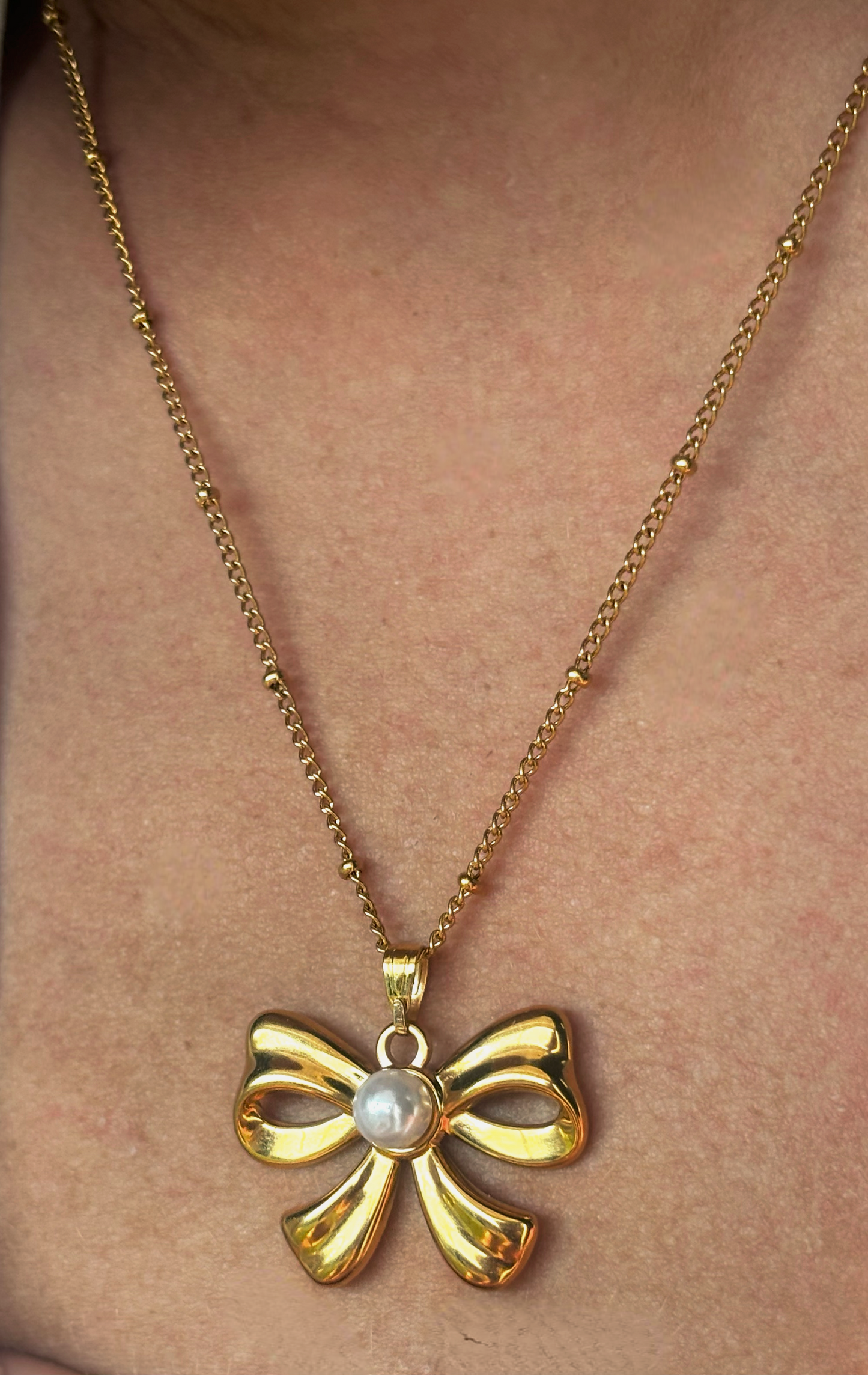 Pearly bow necklace