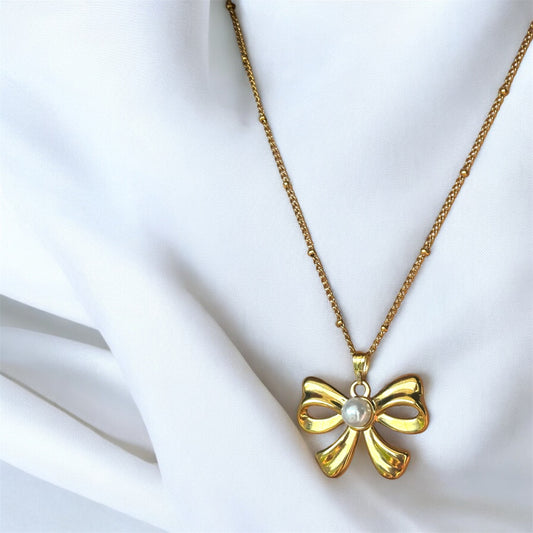 Pearly bow necklace